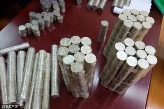 'Khóc dở' vì được trả nợ bằng... 5.000 đồng xu - ảnh 4
