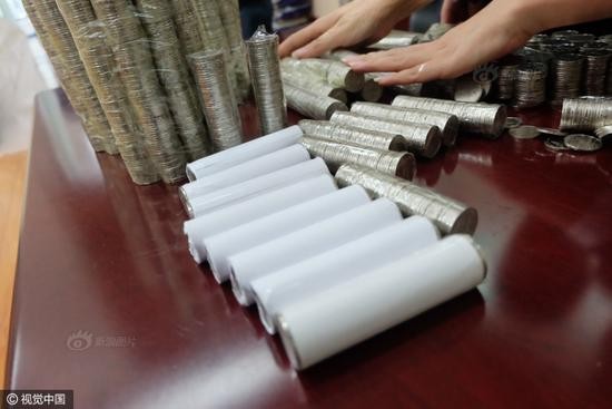 'Khóc dở' vì được trả nợ bằng... 5.000 đồng xu - ảnh 3
