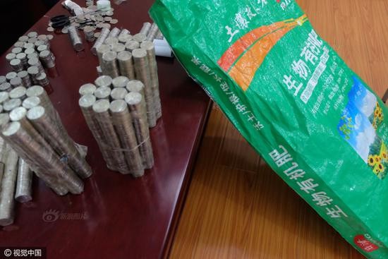 'Khóc dở' vì được trả nợ bằng... 5.000 đồng xu - ảnh 1