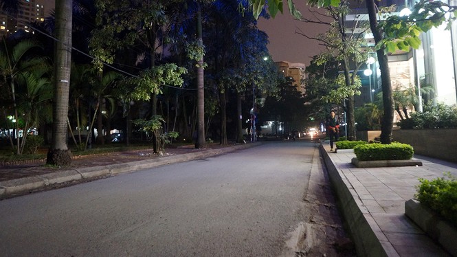 Vỉa hè khu Trung Hòa Nhân Chính vắng vẻ bất ngờ - ảnh 2