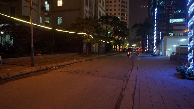 Vỉa hè khu Trung Hòa Nhân Chính vắng vẻ bất ngờ - ảnh 5
