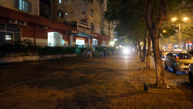 Vỉa hè khu Trung Hòa Nhân Chính vắng vẻ bất ngờ - ảnh 7