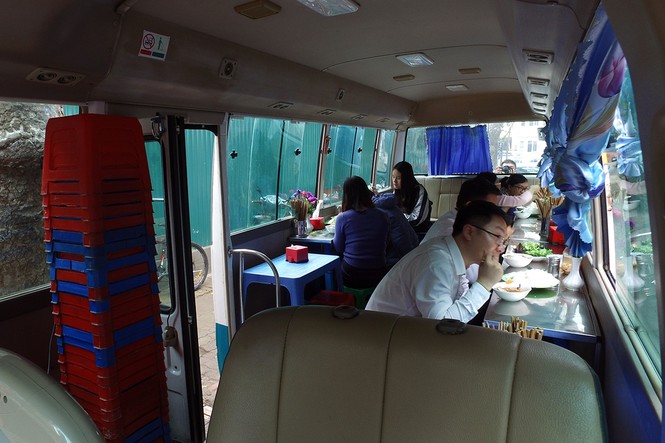 Dành vỉa hè cho người đi bộ, dân lên xe khách ăn... bún chả - ảnh 1