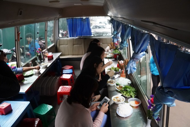 Dành vỉa hè cho người đi bộ, dân lên xe khách ăn... bún chả - ảnh 11