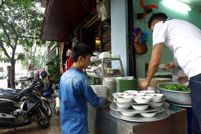Dành vỉa hè cho người đi bộ, dân lên xe khách ăn... bún chả - ảnh 4