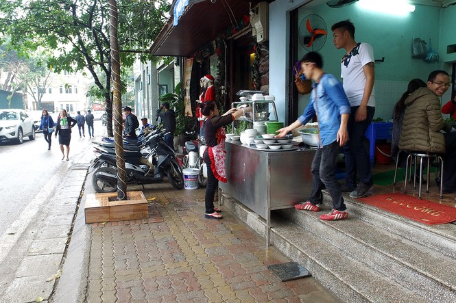Dành vỉa hè cho người đi bộ, dân lên xe khách ăn... bún chả - ảnh 5