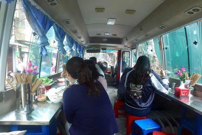 Dành vỉa hè cho người đi bộ, dân lên xe khách ăn... bún chả - ảnh 6
