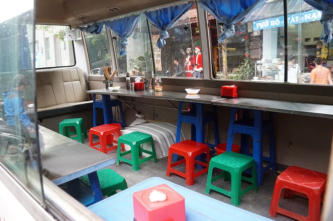 Dành vỉa hè cho người đi bộ, dân lên xe khách ăn... bún chả - ảnh 7
