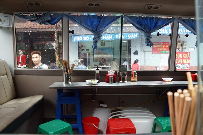 Dành vỉa hè cho người đi bộ, dân lên xe khách ăn... bún chả - ảnh 8