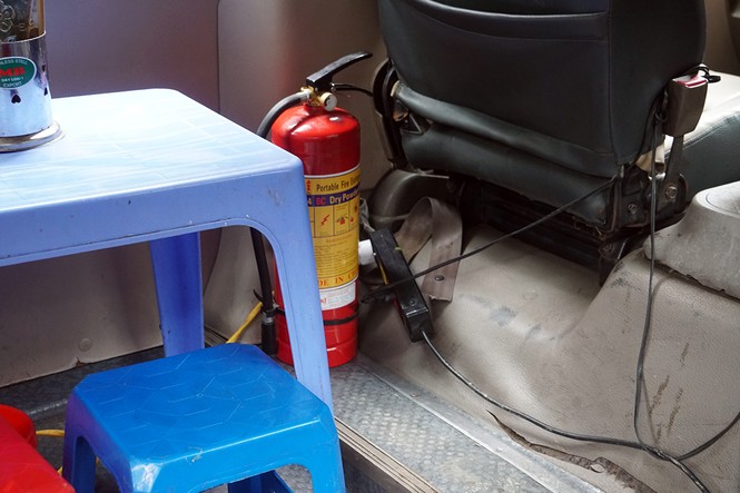 Dành vỉa hè cho người đi bộ, dân lên xe khách ăn... bún chả - ảnh 9