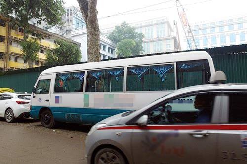 Dành vỉa hè cho người đi bộ, dân lên xe khách ăn... bún chả - ảnh 2