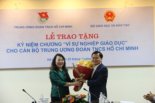 Trao kỷ niệm chương 'Vì sự nghiệp giáo dục' cho 4 cán bộ T.Ư Đoàn - ảnh 1