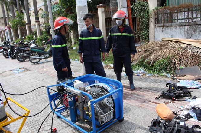 Nhiều lính cứu hoả bị thương khi dập lửa ở công ty may - ảnh 5