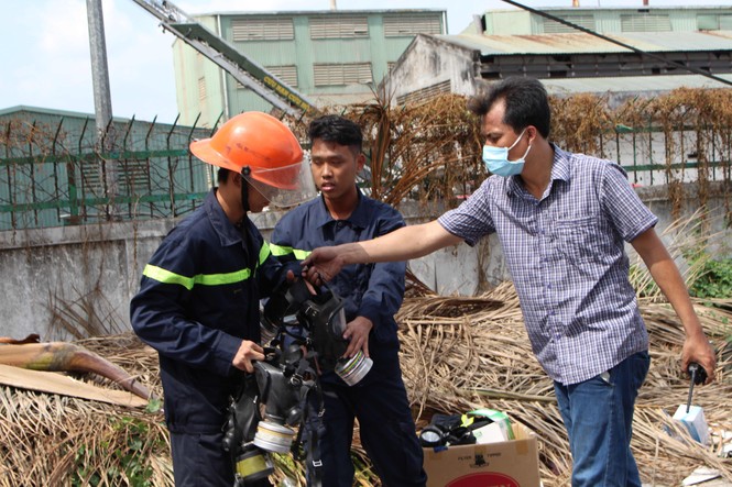 Nhiều lính cứu hoả bị thương khi dập lửa ở công ty may - ảnh 3