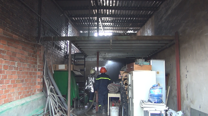 Xe tải bốc cháy dữ dội uy hiếp 3 căn nhà lân cận - ảnh 1