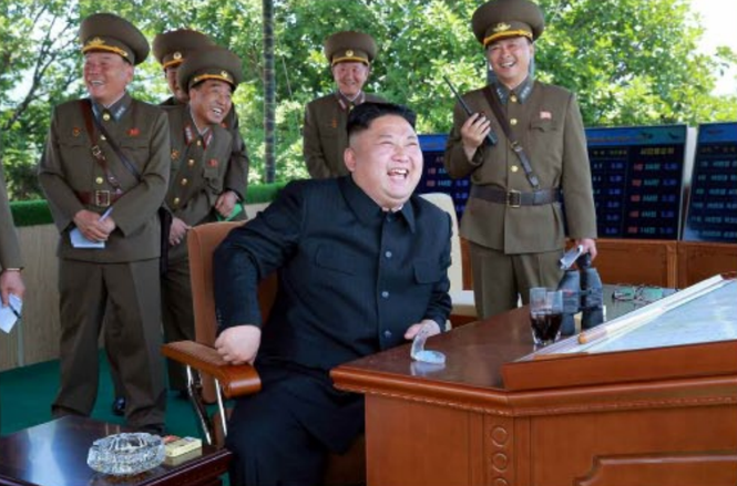 Nhà lãnh đạo Triều Tiên Kim Jong-un thị sát máy bay không chiến - ảnh 1