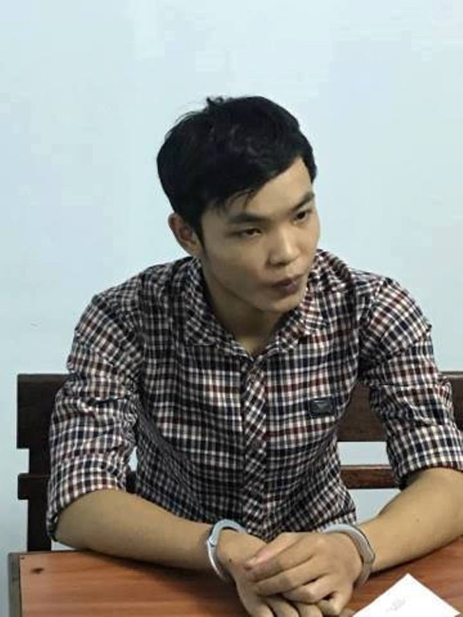 Nam sinh ngang nhiên đập tủ kính, cướp vàng ở Đà Nẵng - ảnh 1