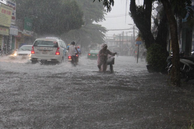 Đường phố Sài Gòn lại thành sông sau mưa lớn - ảnh 10