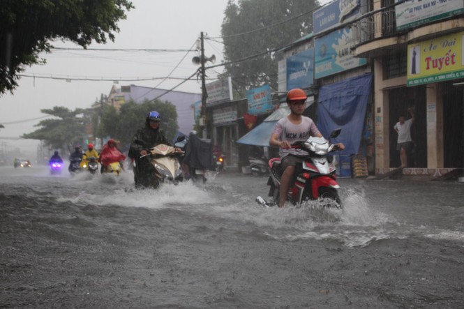 Đường phố Sài Gòn lại thành sông sau mưa lớn - ảnh 1