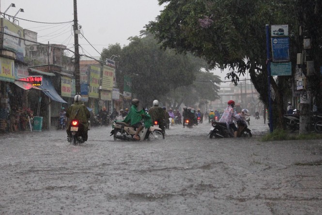Đường phố Sài Gòn lại thành sông sau mưa lớn - ảnh 2