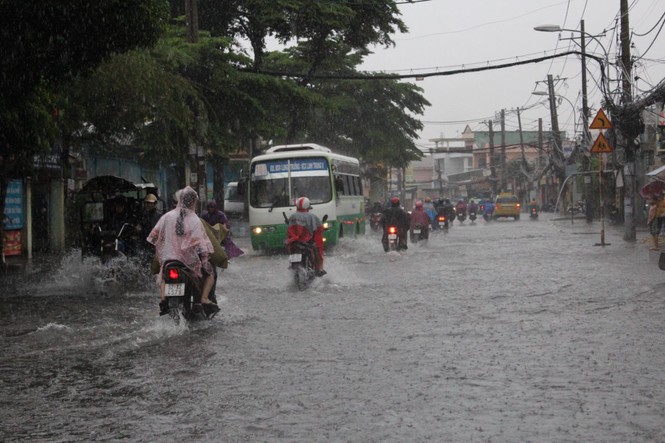 Đường phố Sài Gòn lại thành sông sau mưa lớn - ảnh 4