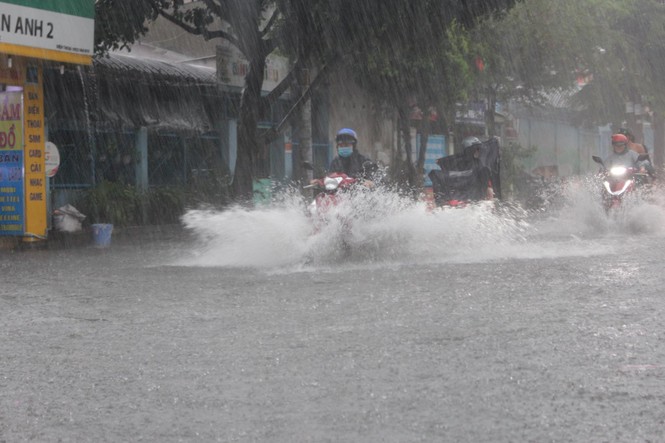 Đường phố Sài Gòn lại thành sông sau mưa lớn - ảnh 5