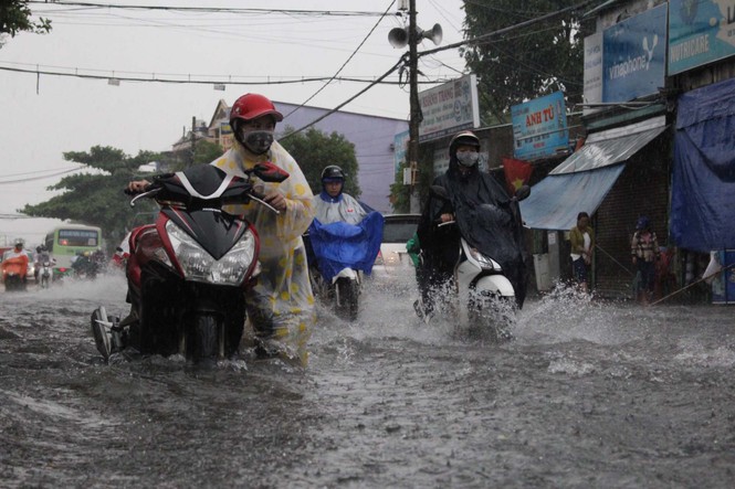 Đường phố Sài Gòn lại thành sông sau mưa lớn - ảnh 7
