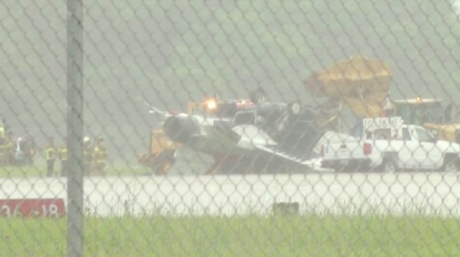 Gió lớn, ‘chim sấm’ F-16 của Mỹ lật nhào trên đường băng - ảnh 4