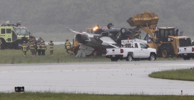 Gió lớn, ‘chim sấm’ F-16 của Mỹ lật nhào trên đường băng - ảnh 2