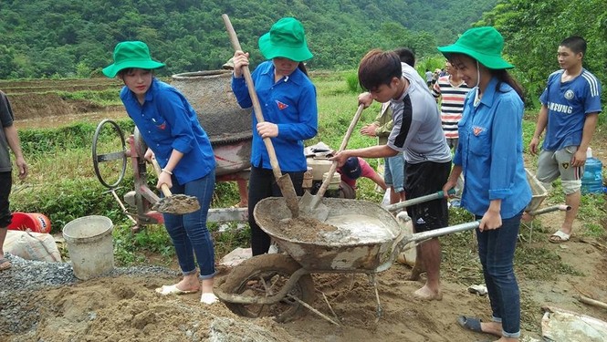Làm đường giúp dân bản - ảnh 2
