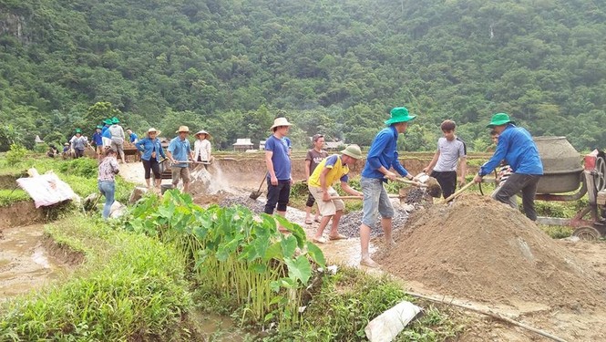 Làm đường giúp dân bản - ảnh 1