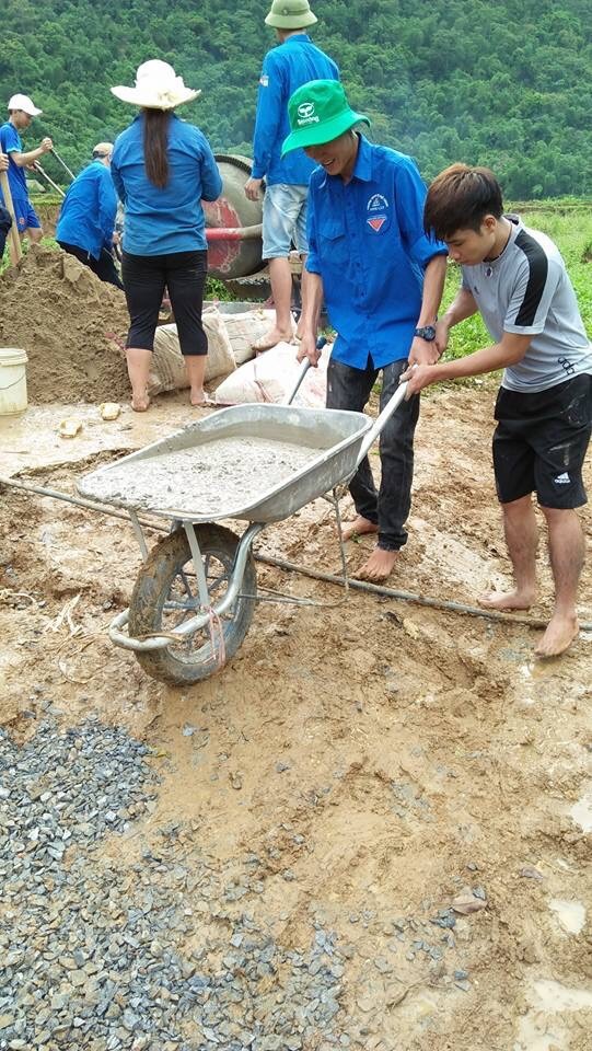 Làm đường giúp dân bản - ảnh 4
