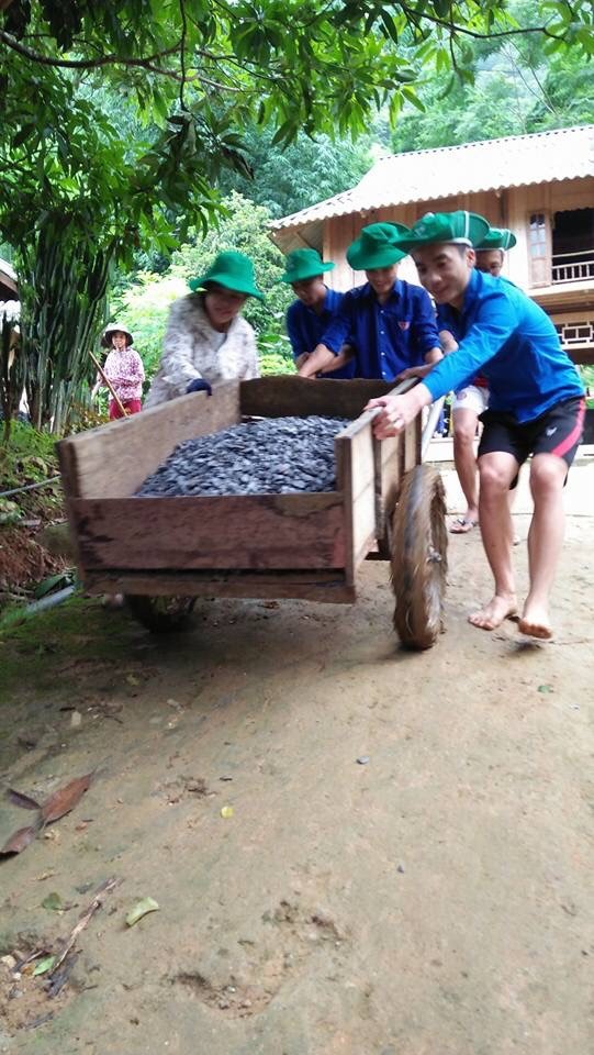 Làm đường giúp dân bản - ảnh 3