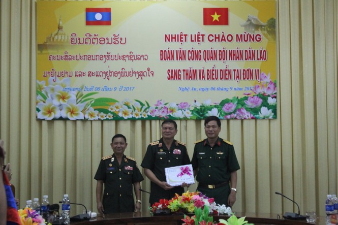 Đoàn Văn công Quân đội Lào biểu diễn ở Sư đoàn 324 - ảnh 1