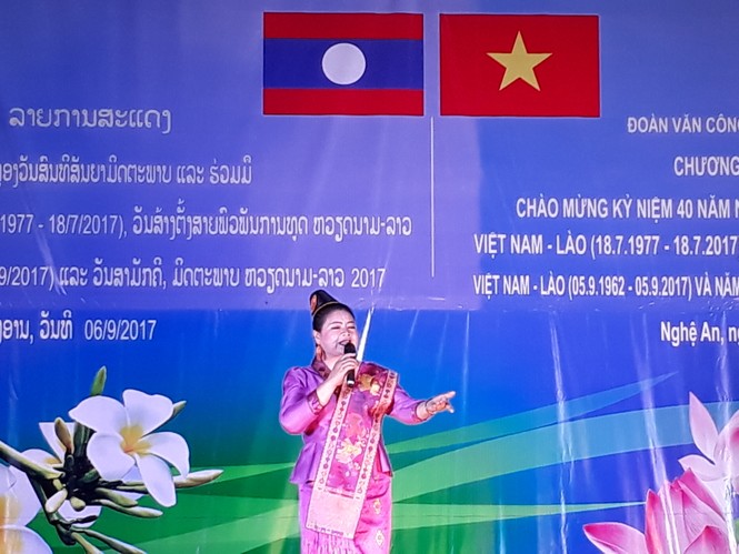 Đoàn Văn công Quân đội Lào biểu diễn ở Sư đoàn 324 - ảnh 3