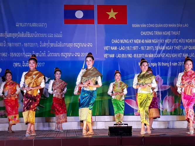 Đoàn Văn công Quân đội Lào biểu diễn ở Sư đoàn 324 - ảnh 4