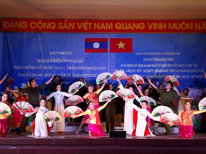 Đoàn Văn công Quân đội Lào biểu diễn ở Sư đoàn 324 - ảnh 5