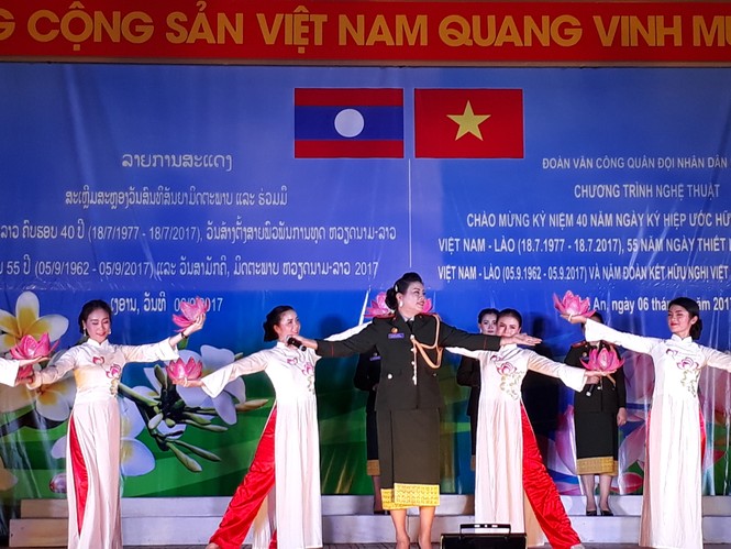 Đoàn Văn công Quân đội Lào biểu diễn ở Sư đoàn 324 - ảnh 6