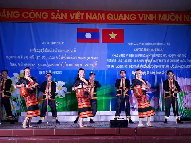 Đoàn Văn công Quân đội Lào biểu diễn ở Sư đoàn 324 - ảnh 7