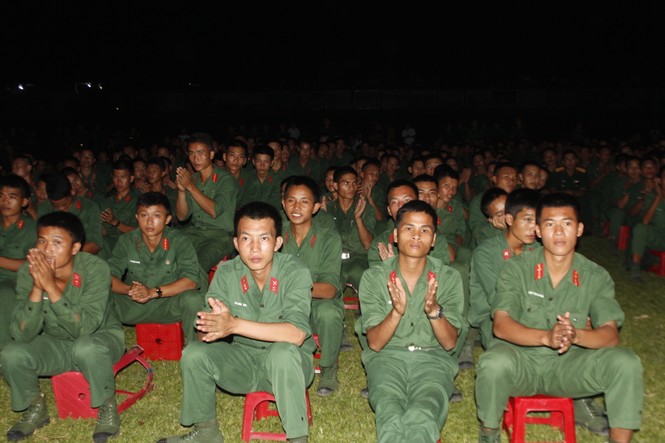 Đoàn Văn công Quân đội Lào biểu diễn ở Sư đoàn 324 - ảnh 8
