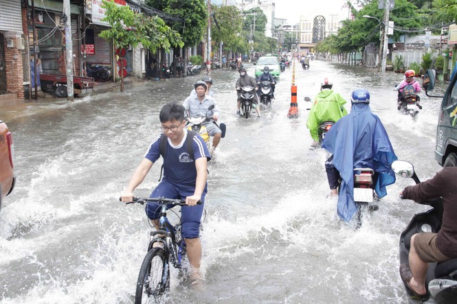 Mưa từ sáng, nhiều đường Sài Gòn ngập đến chiều - ảnh 1