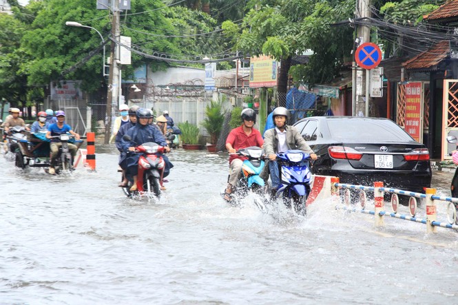 Mưa từ sáng, nhiều đường Sài Gòn ngập đến chiều - ảnh 3