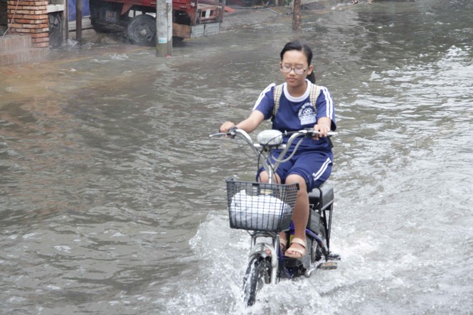 Mưa từ sáng, nhiều đường Sài Gòn ngập đến chiều - ảnh 5