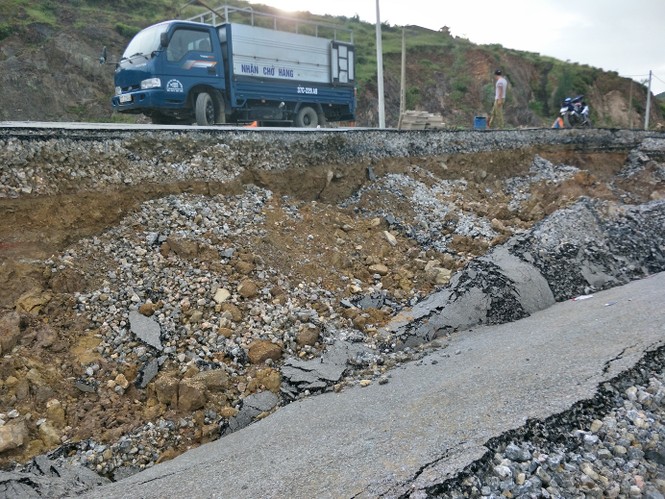 Bắt 'bệnh' đường 60 tỷ vừa đưa vào dùng đã sạt lở nghiêm trọng - ảnh 1