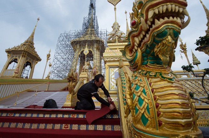 Đi xe lăn 360km đến Bangkok để dự tang lễ cố Quốc vương Thái Lan - ảnh 4
