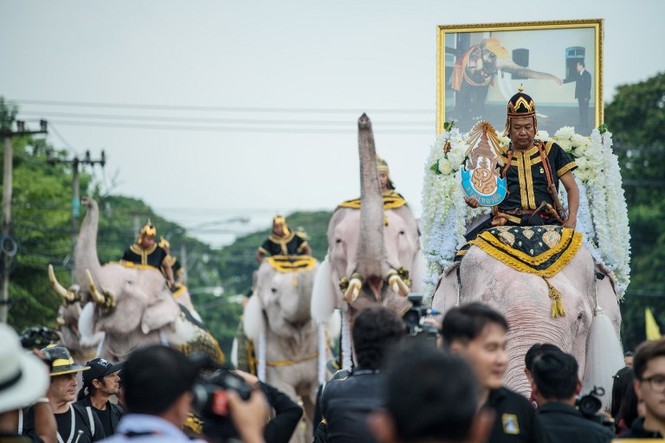 Đi xe lăn 360km đến Bangkok để dự tang lễ cố Quốc vương Thái Lan - ảnh 3