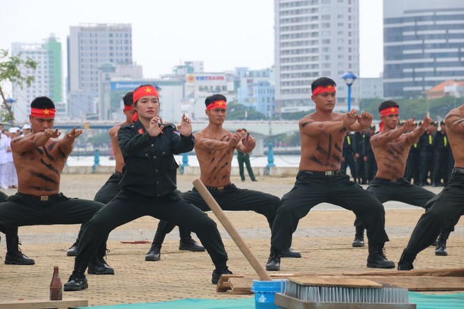Những nữ cảnh sát 'mình đồng da sắt' tham gia bảo vệ APEC - ảnh 1