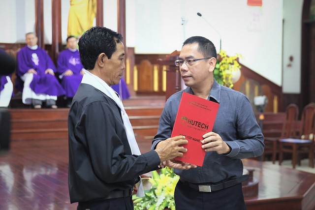 Sinh viên tử vong do bê tông rơi trúng đầu được trao bằng tốt nghiệp - ảnh 1