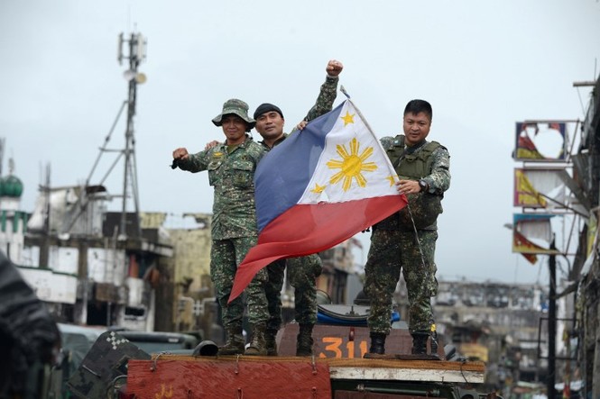 Marawi sạch bóng phiến quân, binh sĩ Philippines mừng rỡ rút khỏi chiến trường - ảnh 3