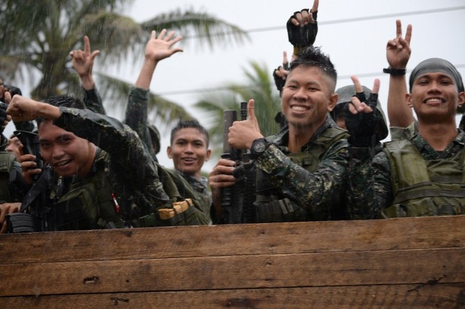 Marawi sạch bóng phiến quân, binh sĩ Philippines mừng rỡ rút khỏi chiến trường - ảnh 1